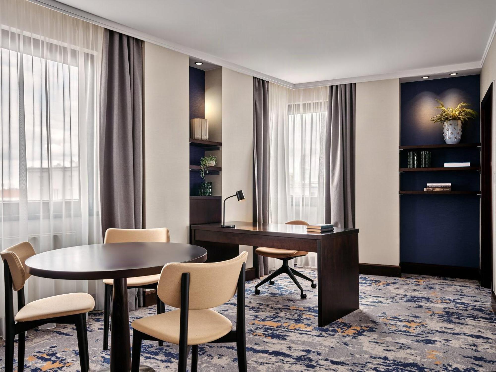 Business Suite mit Wohn- und Essbereich